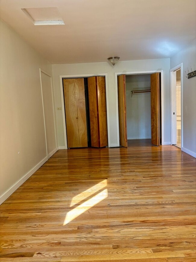 Building Photo - Pet friendly 3 bed, 2 bath Duplex - next to park, quiet neighborhood!