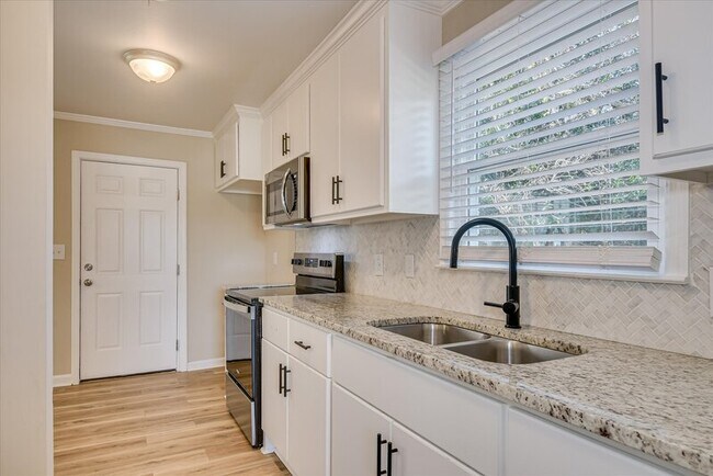 Building Photo - 2620 Lumpkin Rd