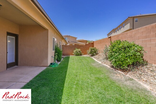 Building Photo - Dog Friendly, Pleasant 4 Bedroom, 2.5 Bathroom Townhome