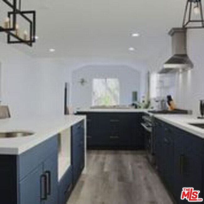 Building Photo - 446 S Almont Dr