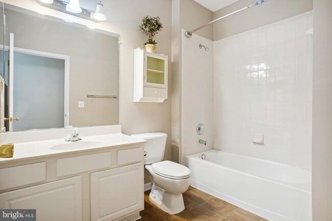 Building Photo - 13930 Greendale Dr