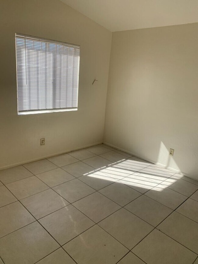 Building Photo - 379 E Thoroughbred St