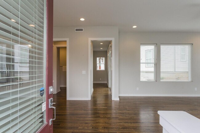 Building Photo - East Nashville with Roof-top Deck and 2 car garage!!