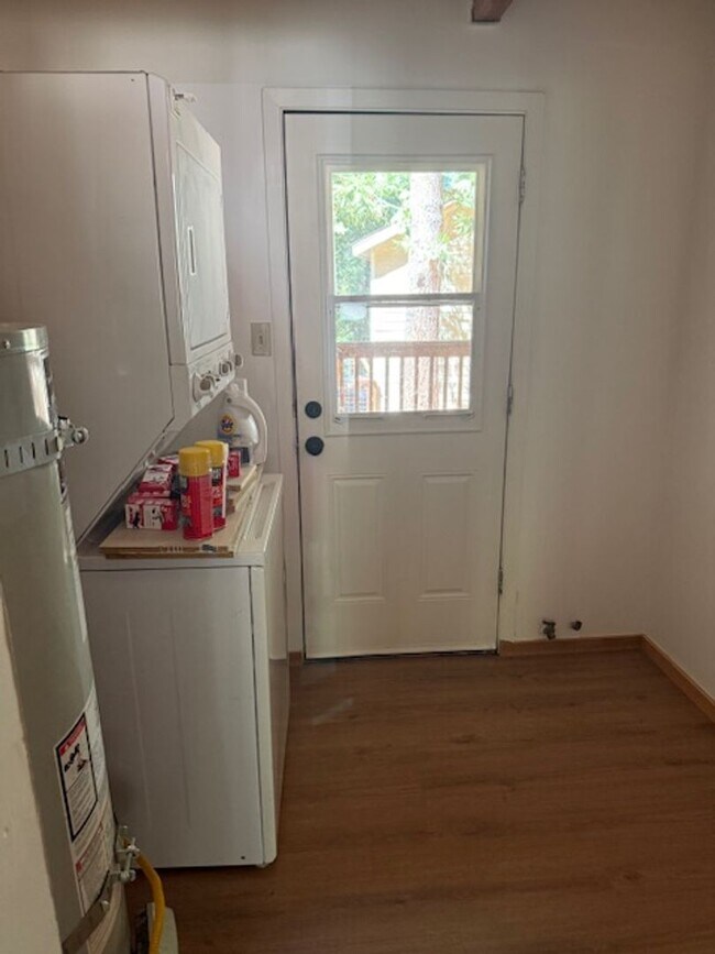 Building Photo - 3Bd 2Ba home located in a quiet neighborho...