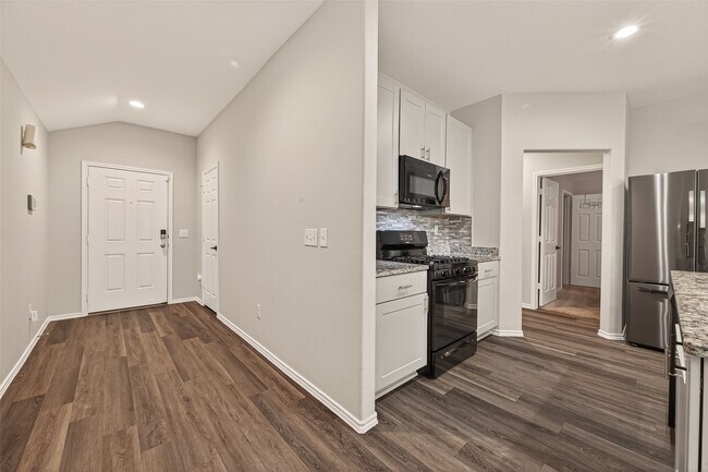 Building Photo - 10411 Meadow Saffron Dr