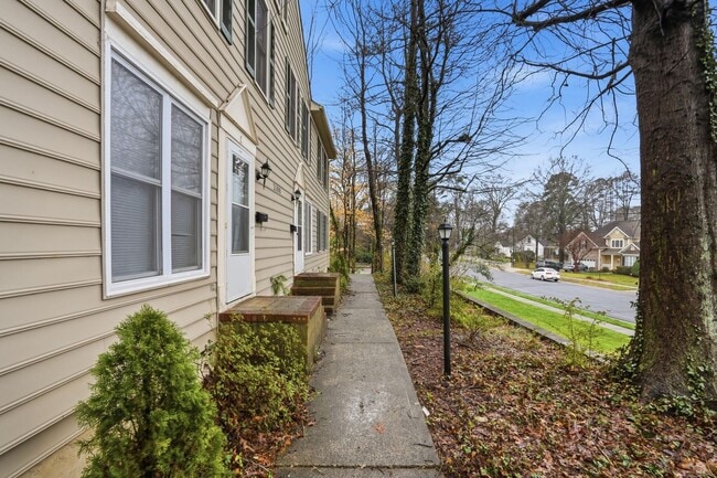 Building Photo - Oakhurst Living at Its Finest (Fresh Paint - New Carpet)