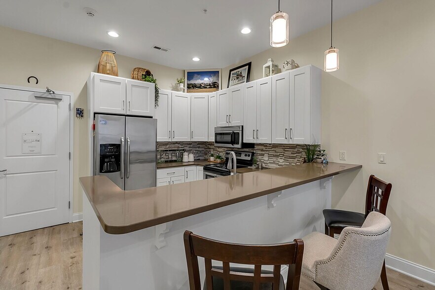 Building Photo - 251 Main St