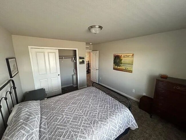 Building Photo - 3 Bed | 2.5 Bath | A/C | Fenced Yard | Near Military Bases