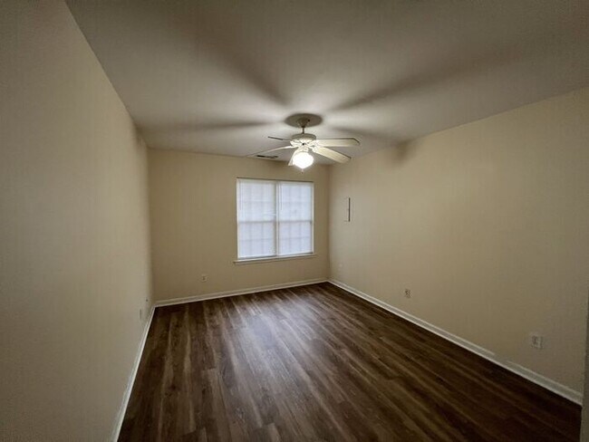 Building Photo - Updated flooring, McClelland Town homes 2BR/2Bath one level patio home, with back court yard! Clo...