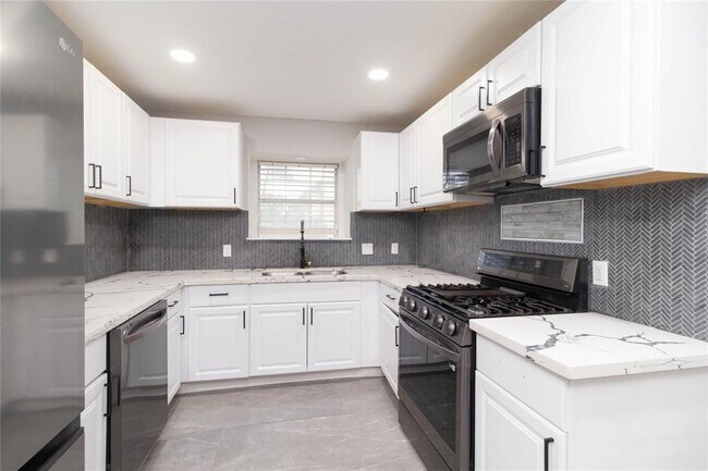 Building Photo - 4035 Almond Lake Dr