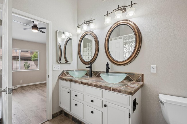 Building Photo - 8734 W Bloomfield Rd