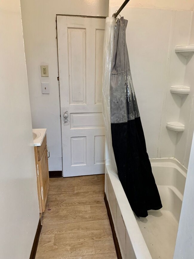 Building Photo - 4 Bed/ 2 Bath Large House in East Pittsburgh