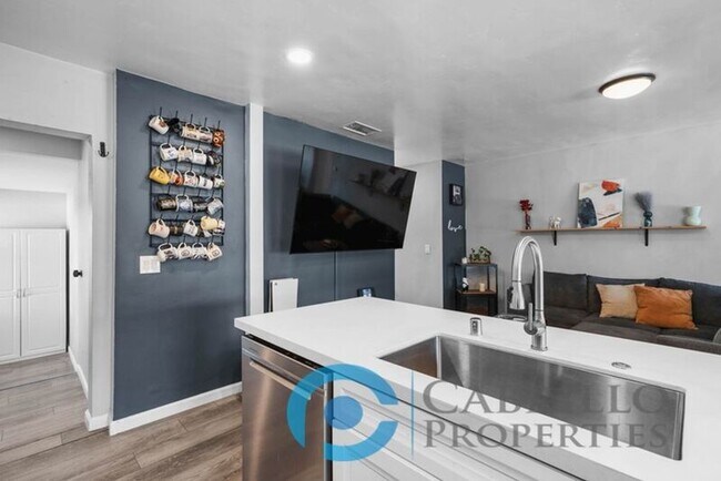 Building Photo - 1703 Midvale Dr