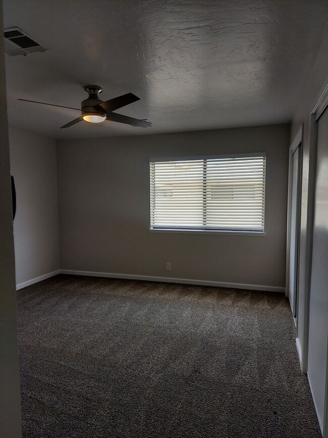 Building Photo - 612 W Graaf Ave