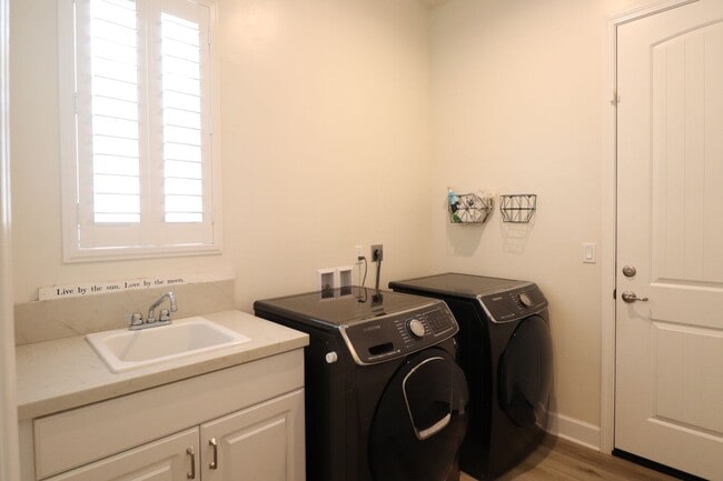 Building Photo - Gated Groves Single Story Home