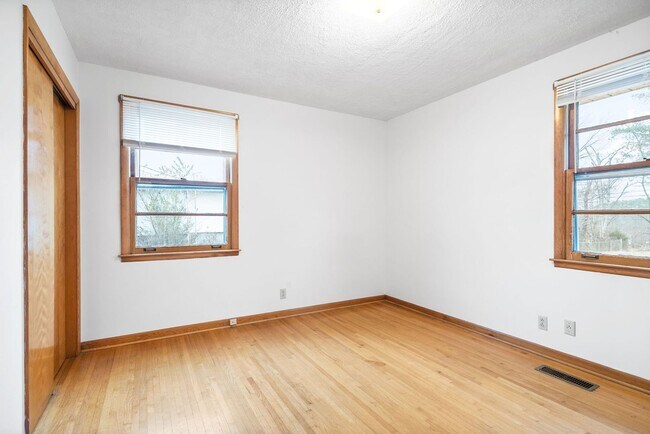 Building Photo - 3 Bedroom 1 1/2 Bath Home For Rent Near Madison Street!