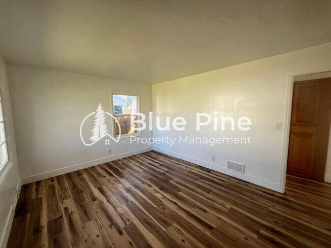 Building Photo - 1026 Vine Ave