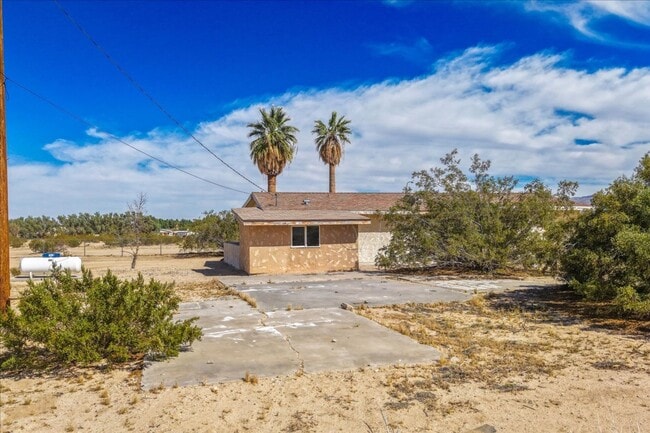 Building Photo - 2 Bedroom Home on 1.8 Acre Lot