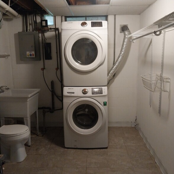 Shared Laundry - 208 Sandi Ct