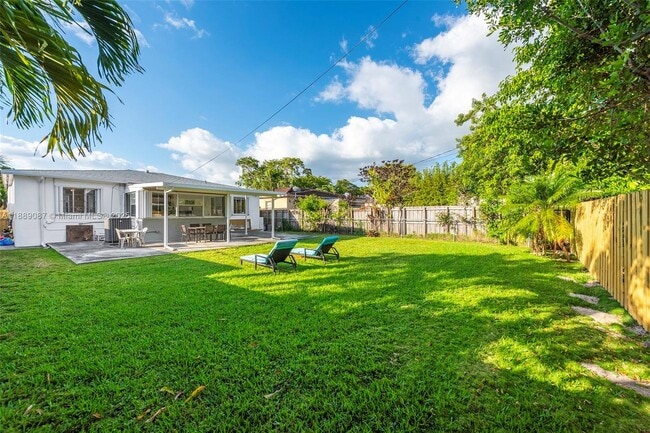 Building Photo - 1545 Normandy Dr