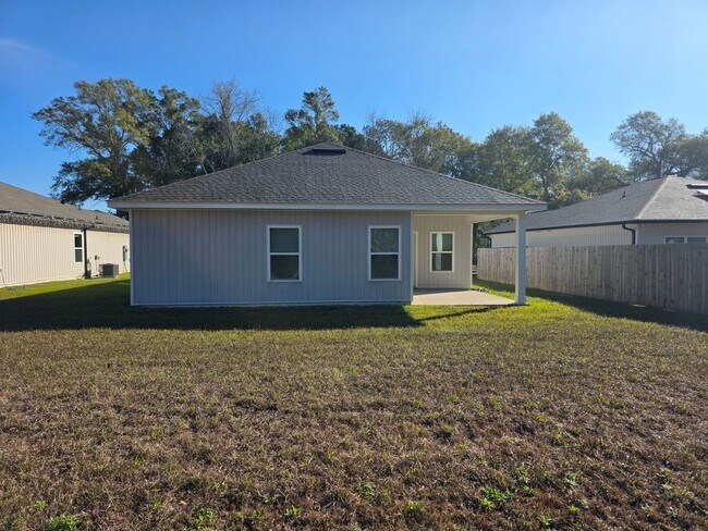 Building Photo - 3BR/2BA home with internet included
