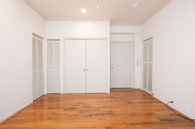 Building Photo - Cool & Chic Downtown Flat with A/C Comfort!
