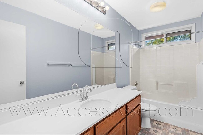 Building Photo - 1358 Baldwin St