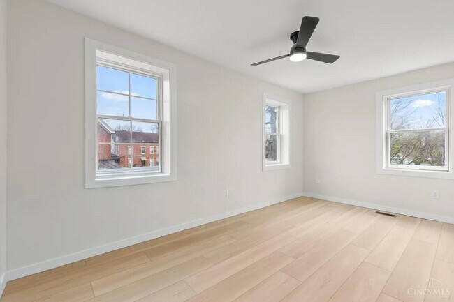 Building Photo - 4140 Kirby Ave