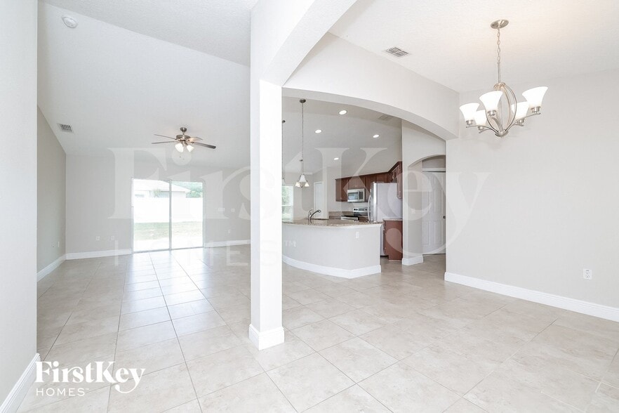 Building Photo - 2005 Maple Ln