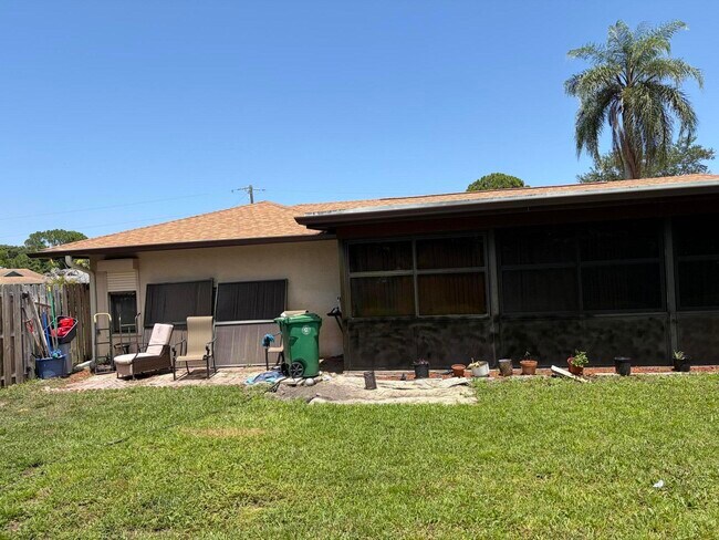 Building Photo - 145 SE Fallon Dr