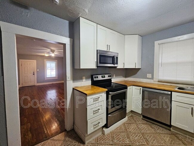 Building Photo - 1212 E 32nd Ave