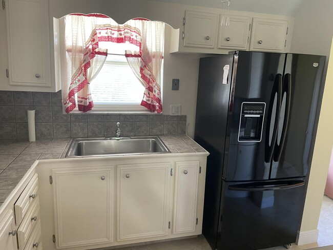 Building Photo - 705 Lori Dr