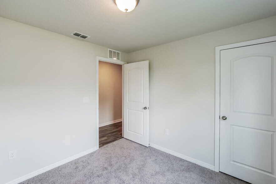 Building Photo - 139 River Hl Dr