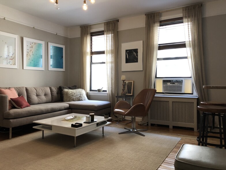 living room - 779 Riverside Dr