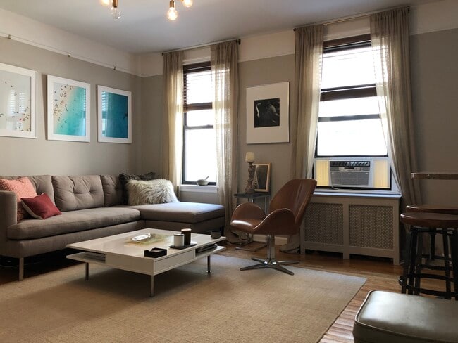 Building Photo - 779 Riverside Dr