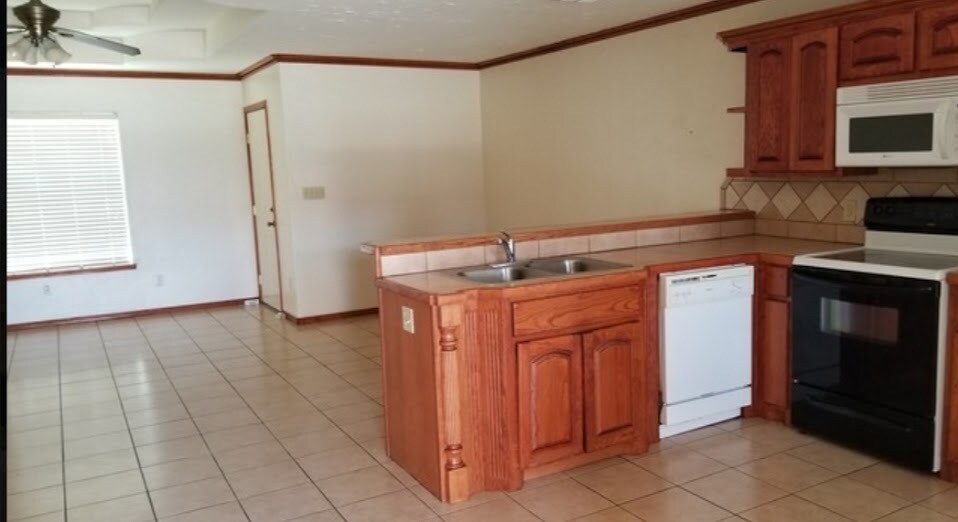 KITCHEN SINK - 2000 Circle Dr