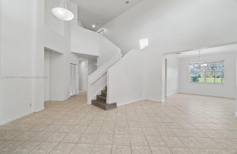 Building Photo - 736 Tulip Cir