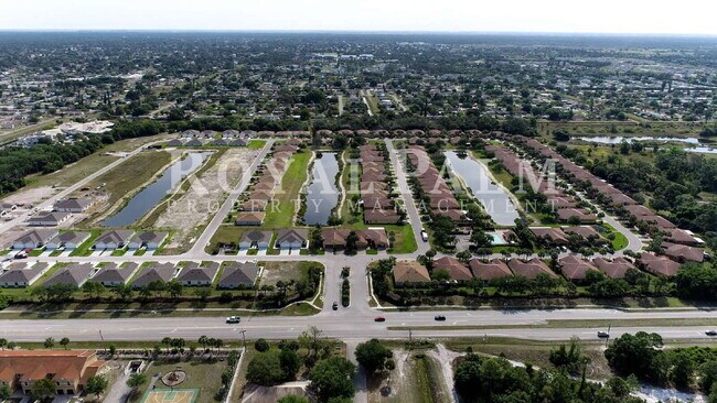 Building Photo - Dashing Through Lehigh — Secure This 4BR/2BA Duplex Deal-of-the-Year By 12/15 and Save $500