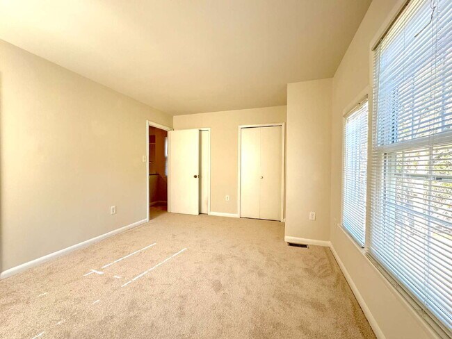 Building Photo - Lake Ridge Gem: Your Inviting Home Awaits!