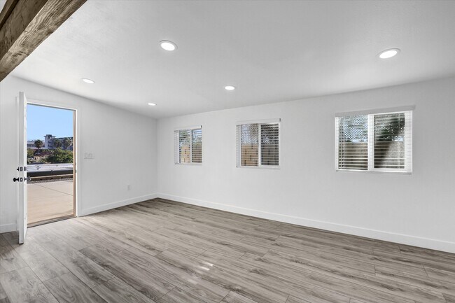 Building Photo - 2040 E 5th St