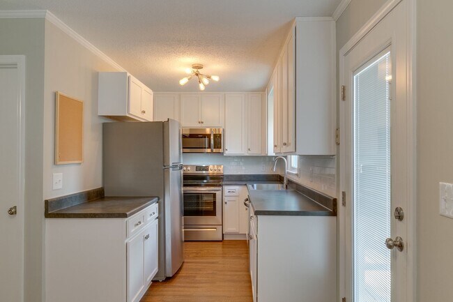 Building Photo - Columbia, TN Two Bedroom Duplex at 1027 Ch...