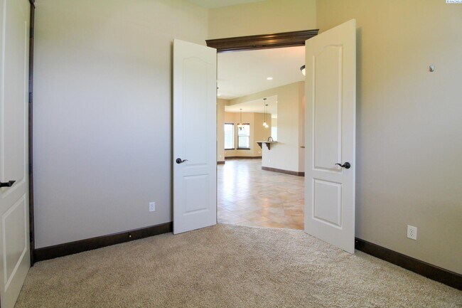 Building Photo - 3 Bed/2.5 Bath Large Horn Rapids Home