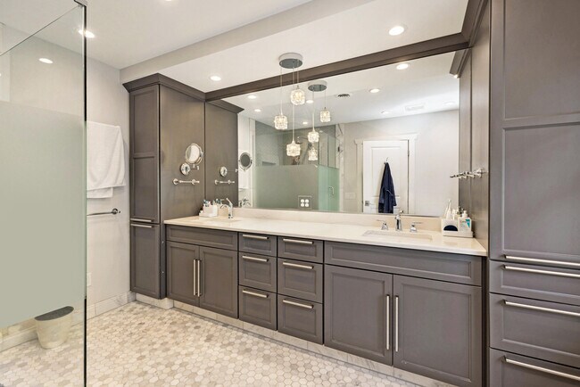 Building Photo - 4445 N Frederick Ave