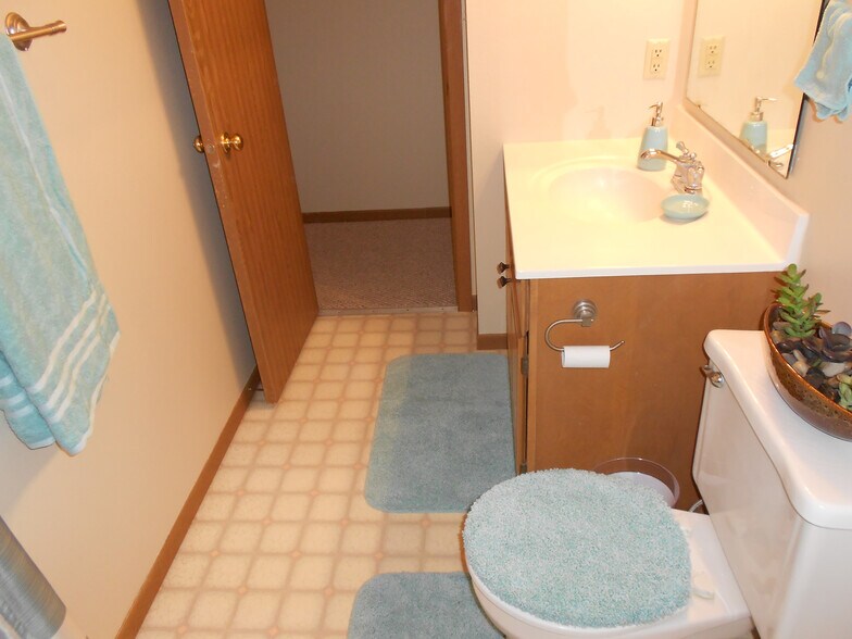 Building Photo - 420 6th Ave