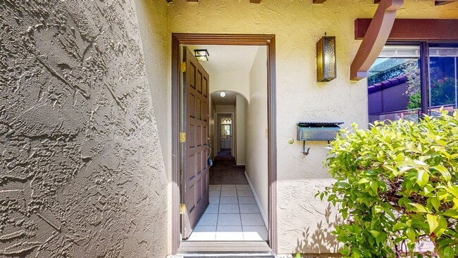 Building Photo - Bright and Beautiful 2 Bedroom 2 Full Bath...