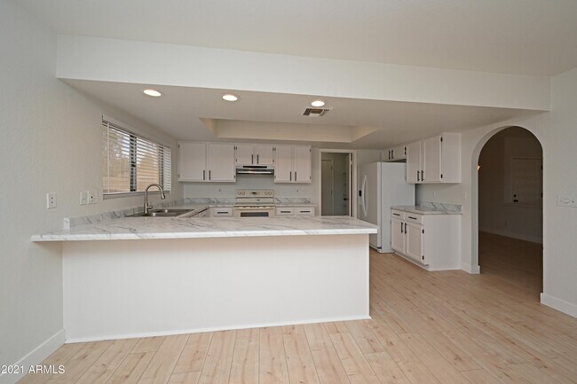 Building Photo - 7301 W Canterbury Dr