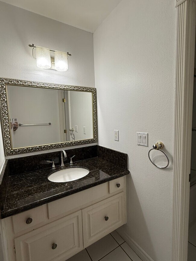 Building Photo - 4 Bedroom 2 Bathroom home available for rent NOW