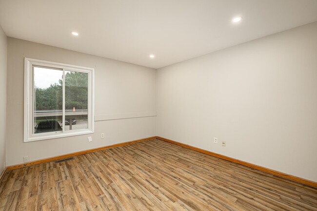 Building Photo - 893 Cliffs Dr