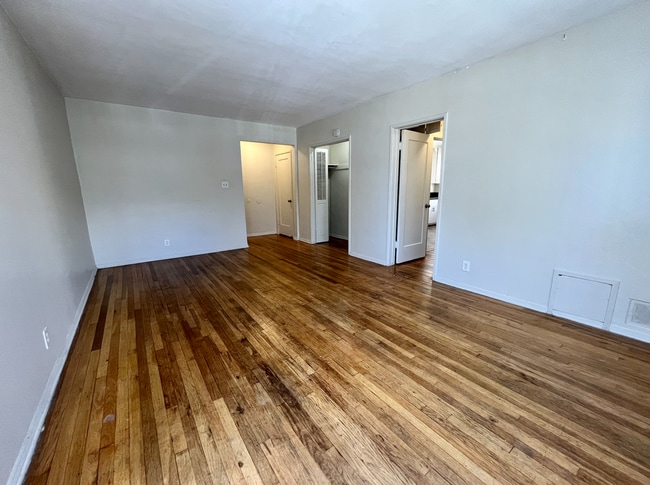 Interior Photo - 605 Kelton Ave