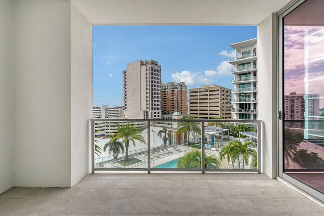 Building Photo - 111 S Pineapple Ave